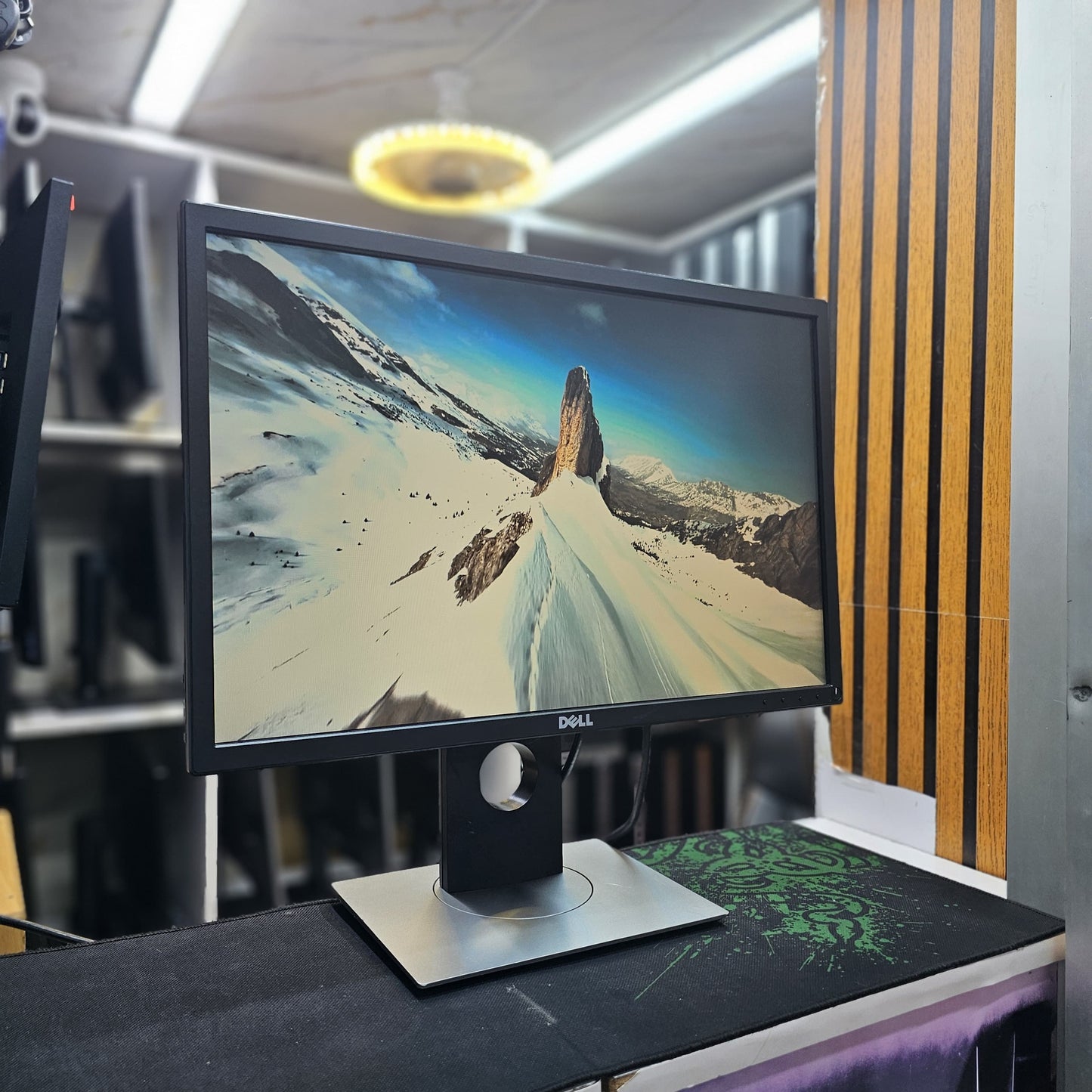 Dell P2217 22 inch  HDMI|DP|VGA Adjustable stand